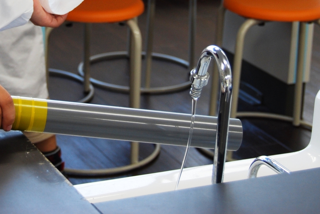 水を曲げる静電気